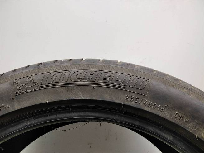  235/45 R18